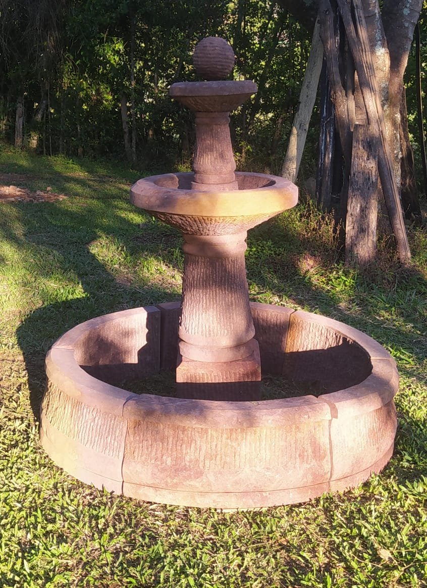 Fuente en piedra, estilo colonia, color rojo ocre