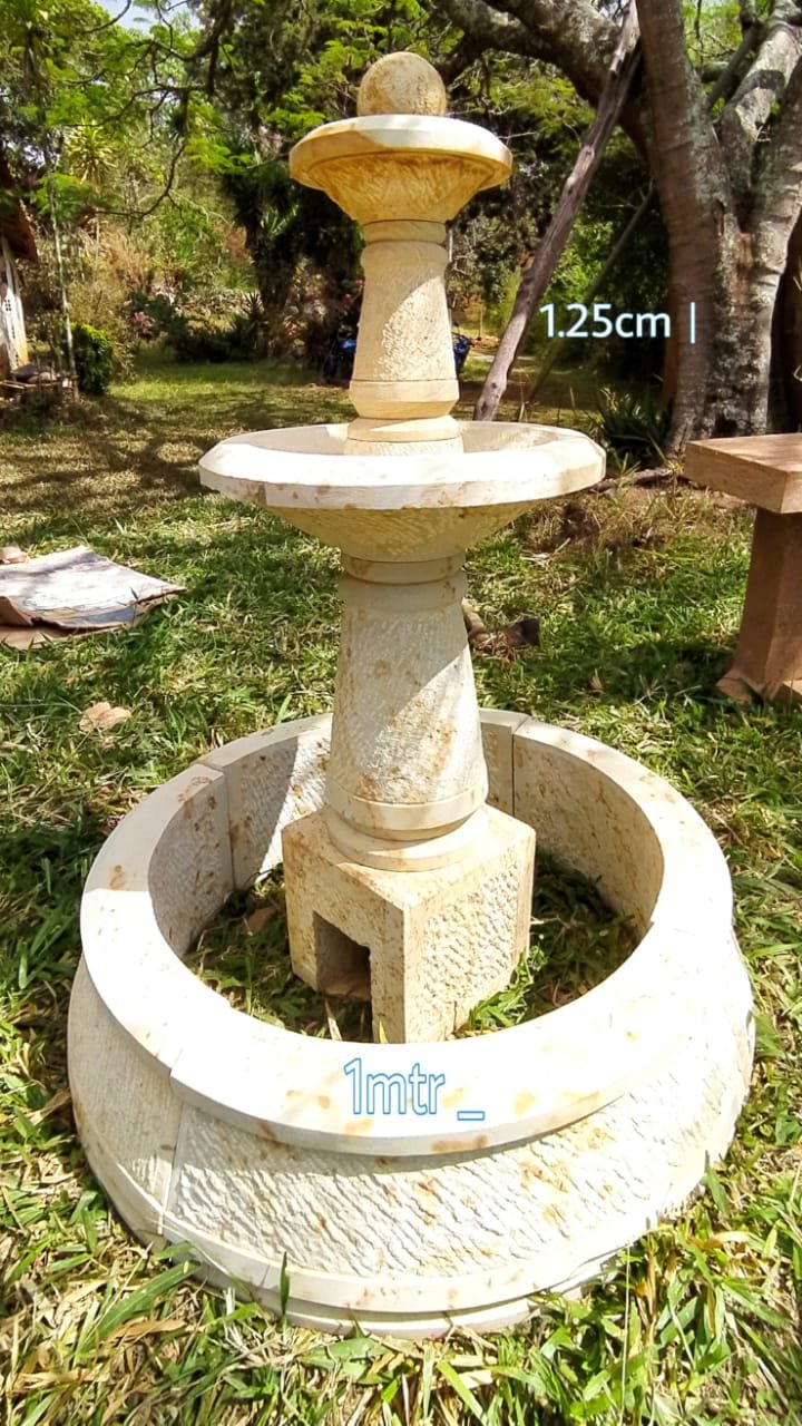 Fuente en piedra arenisca blanca clasica tipo colonial, color blanco ocre