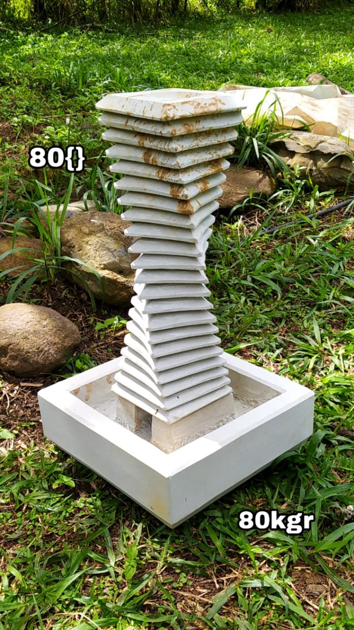 Fuente en espira moderna en piedra arenisca blanca veteada