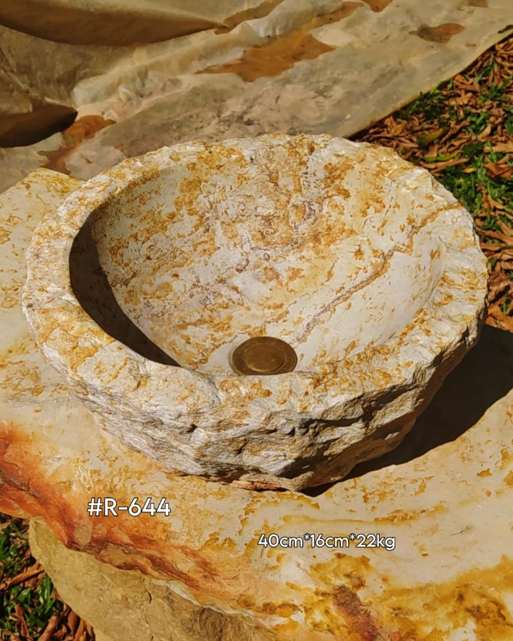 Lavamanos en piedra rústico de cantera, color blanco ocre veteado amarillo, exterior labrado rustico.