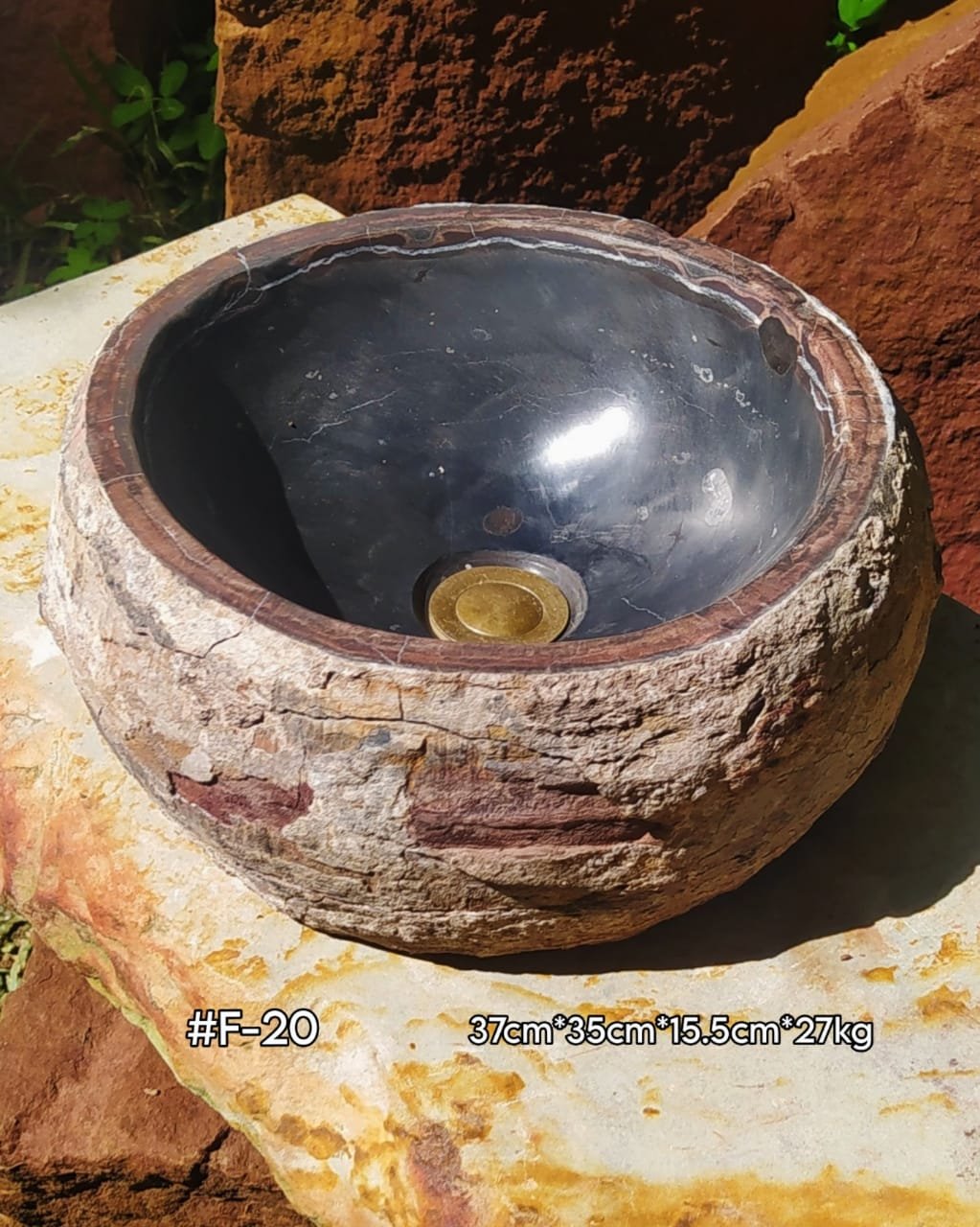 Lavamanos en piedra fósil, interior negro brillantes, exterior natural