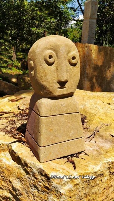 Sacerdote mayor, escultura en piedra arenisca