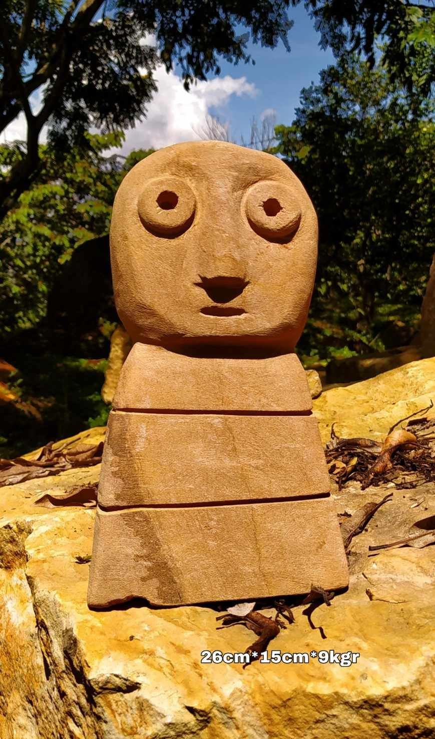 El Sacerdote, escultura en piedra