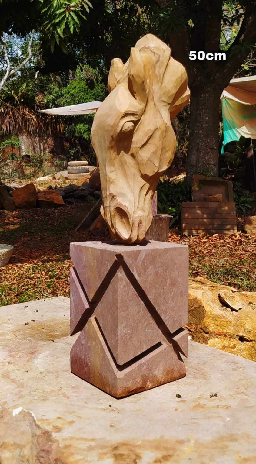 Escultura en piedra, caballo bebiendo agua