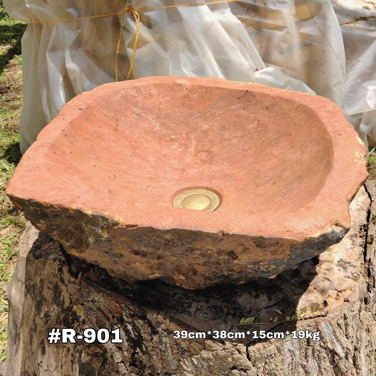 Lavamanos en piedra rústico de montaña