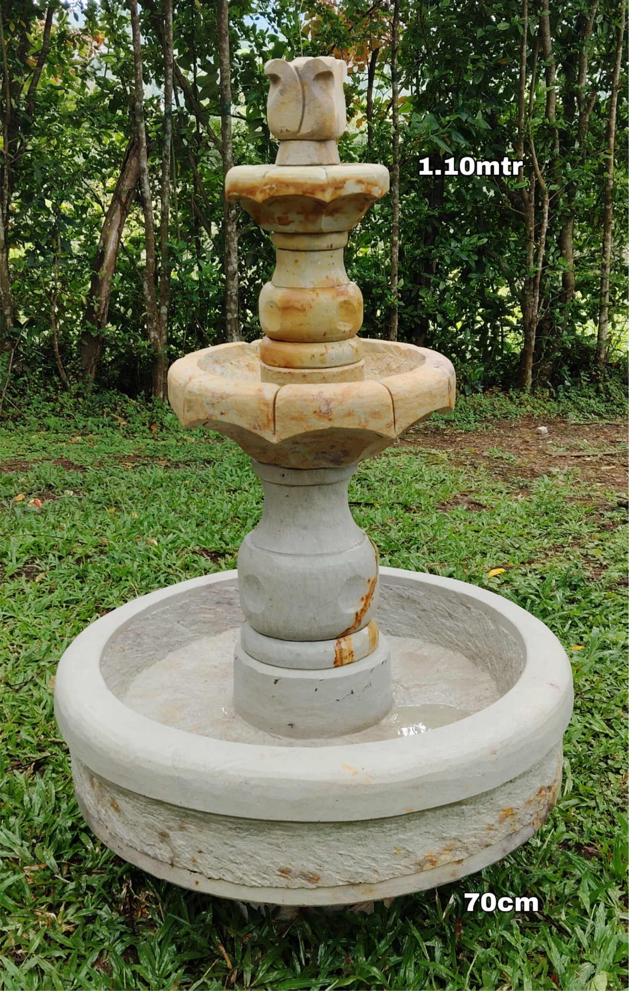 Fuente en piedra colonial