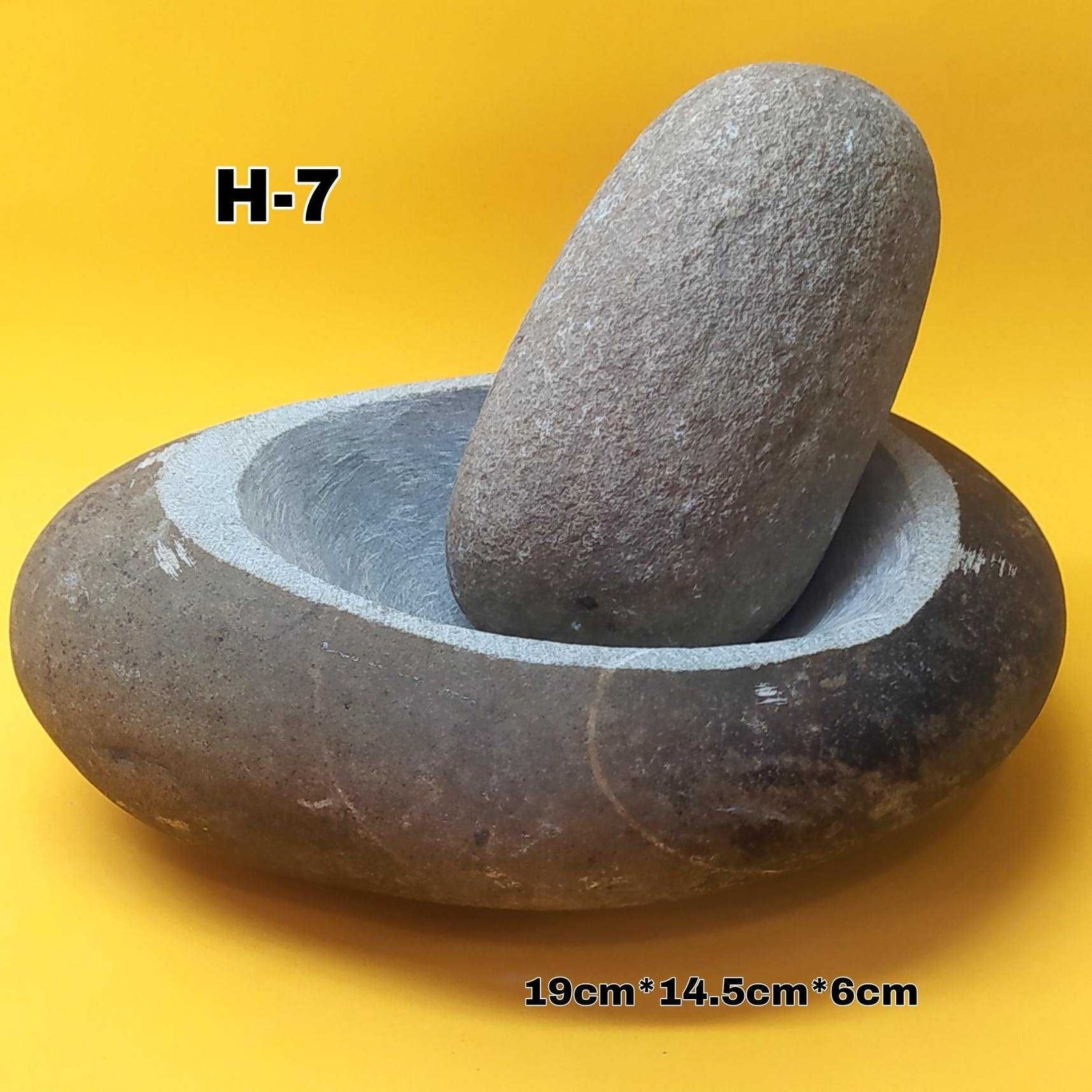 Mortero en piedra de río