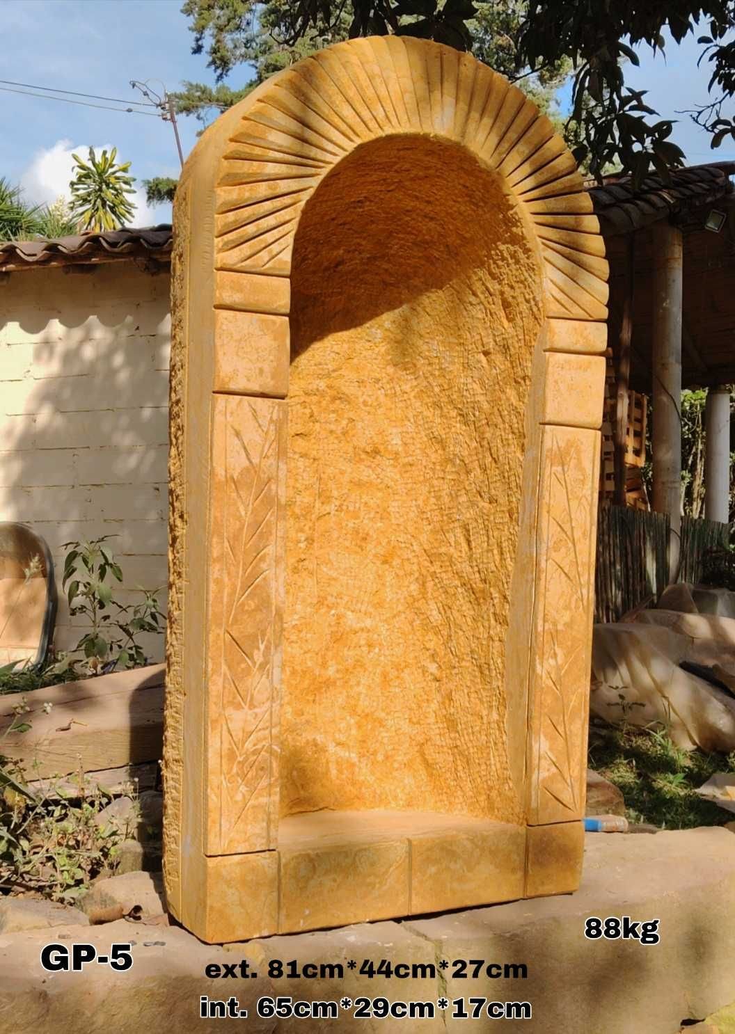 Gruta en piedra pulida