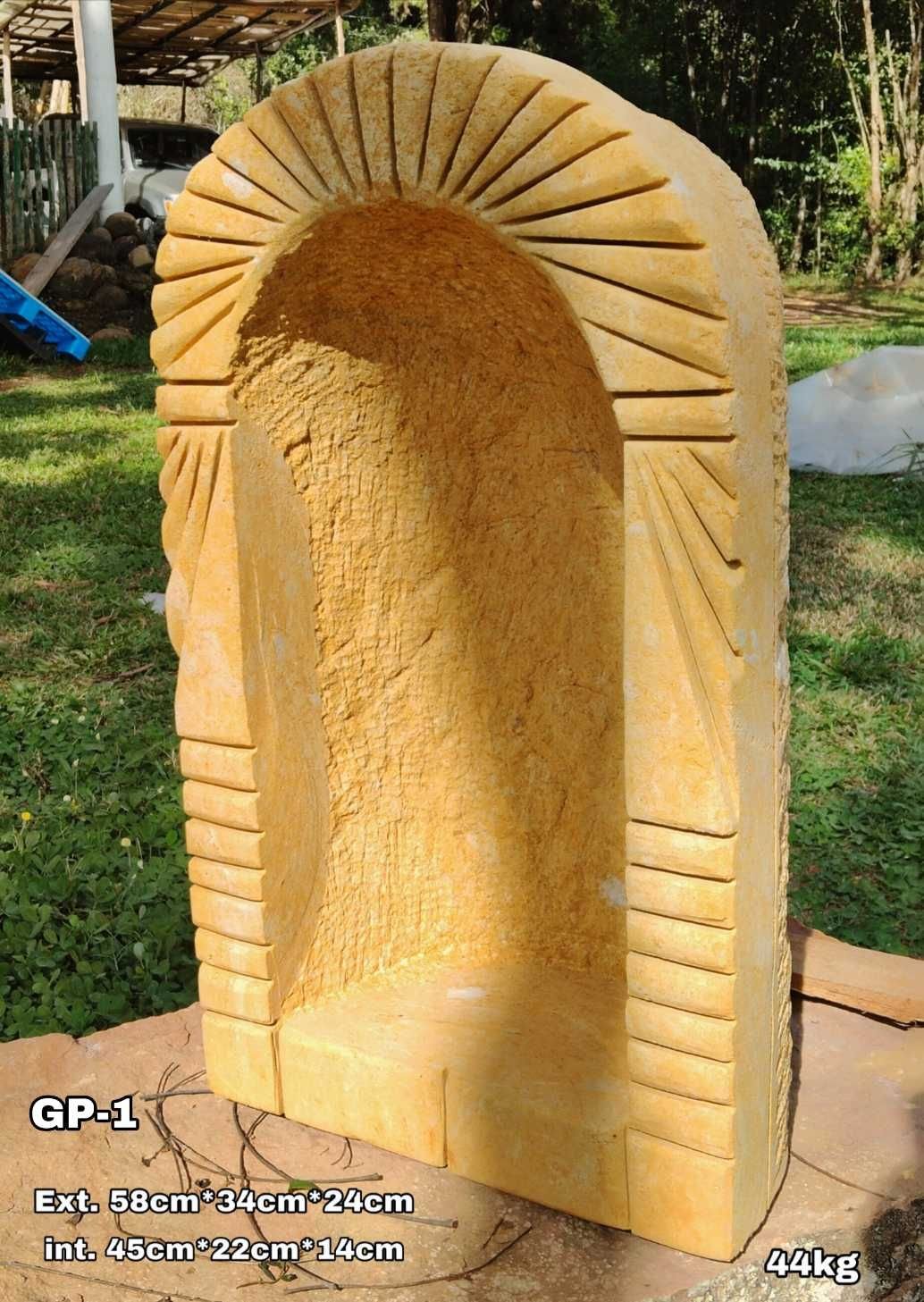 Gruta en piedra pulida