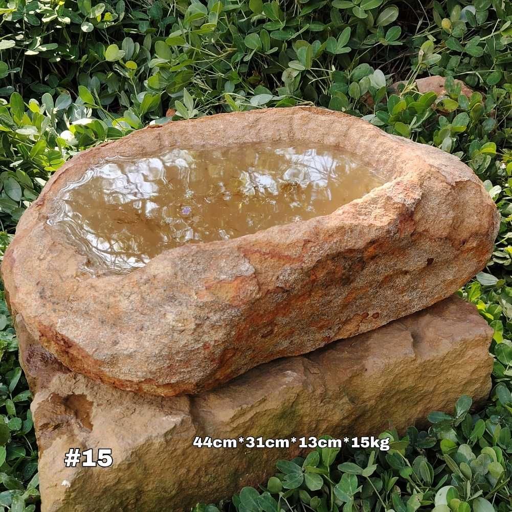 Pila rústica en piedra