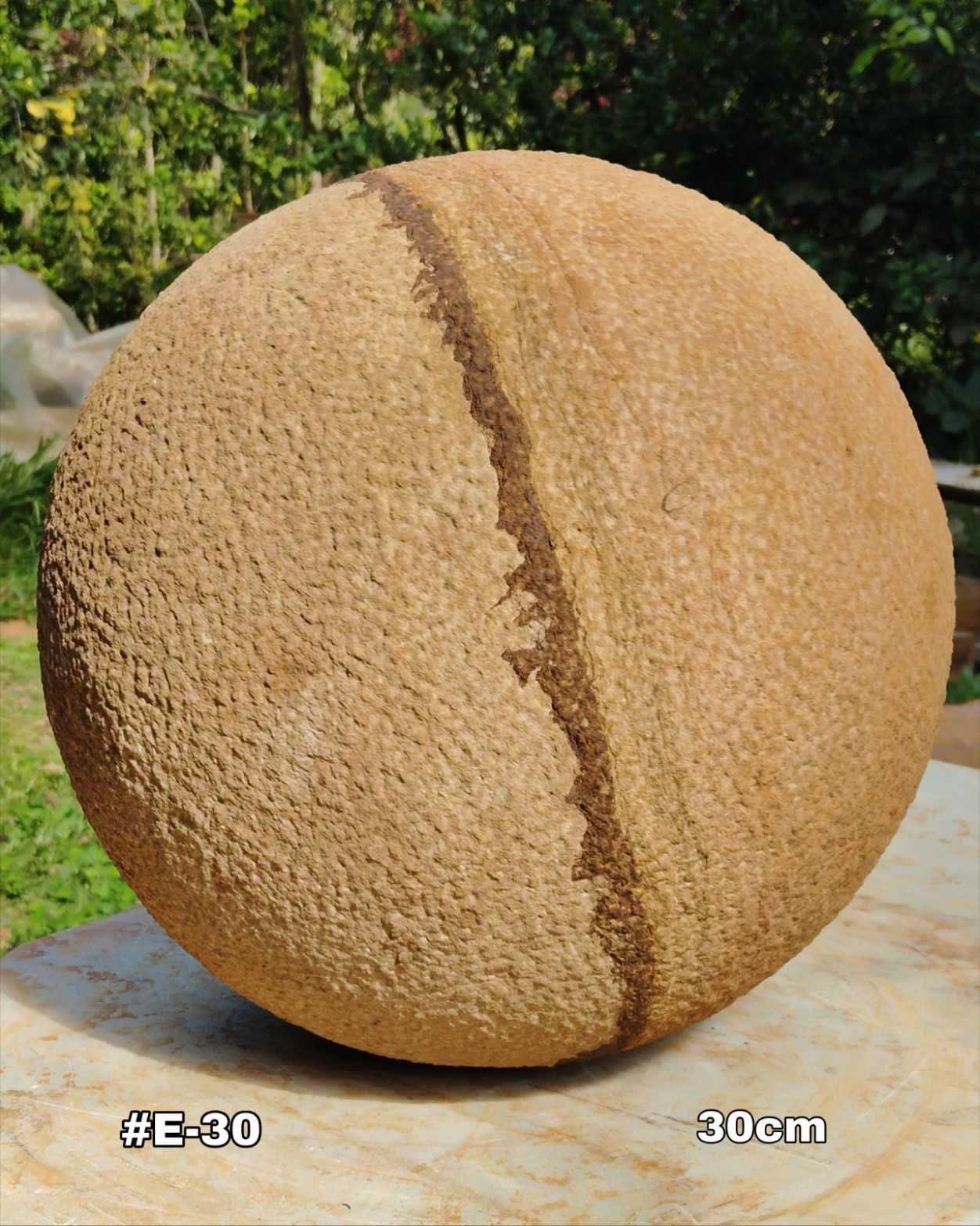 Esfera en piedra escultural