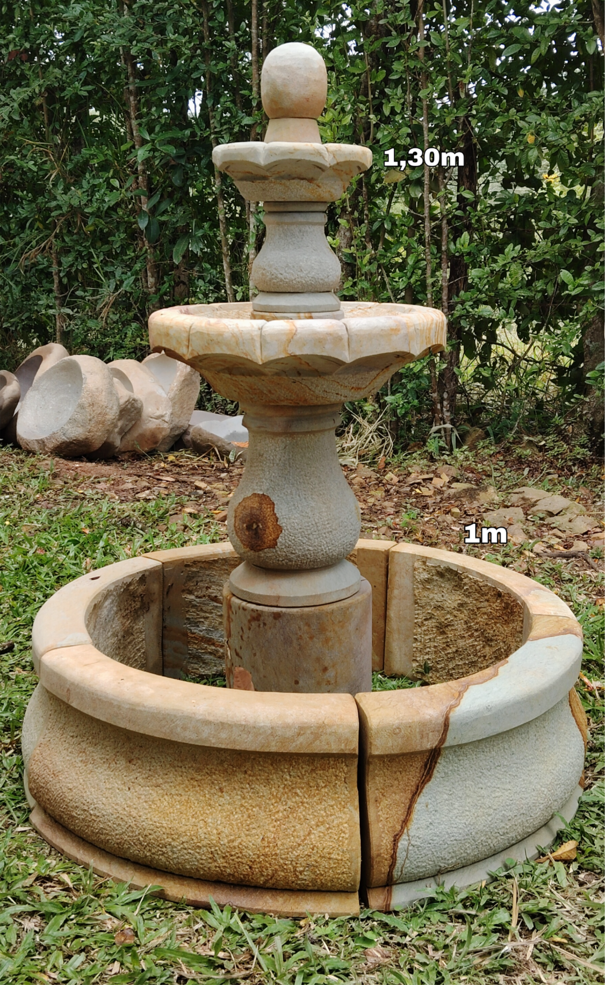 Fuente en piedra clásica natural