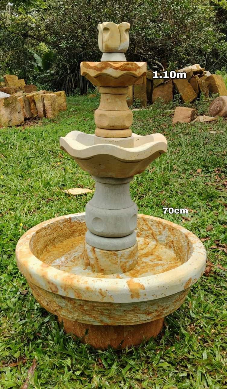 Fuente en piedra colonial