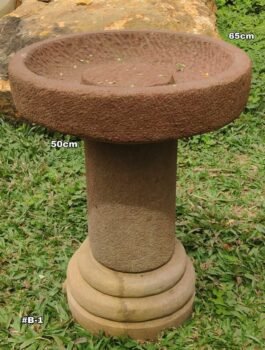 Fuente en piedra para pájaros