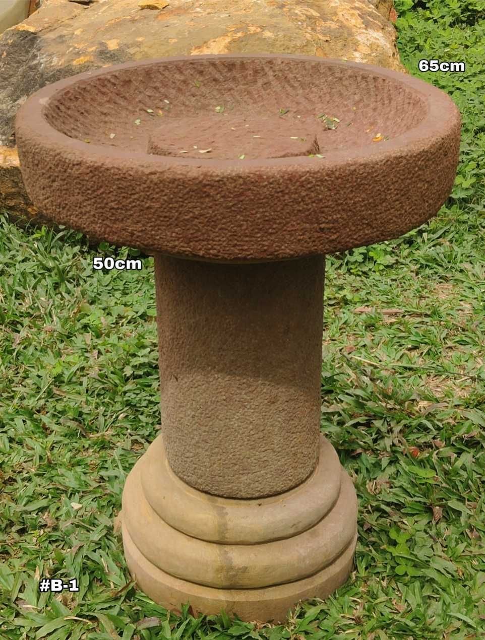 Fuente en piedra para pájaros