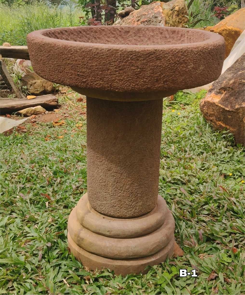 Fuente en piedra para pájaros