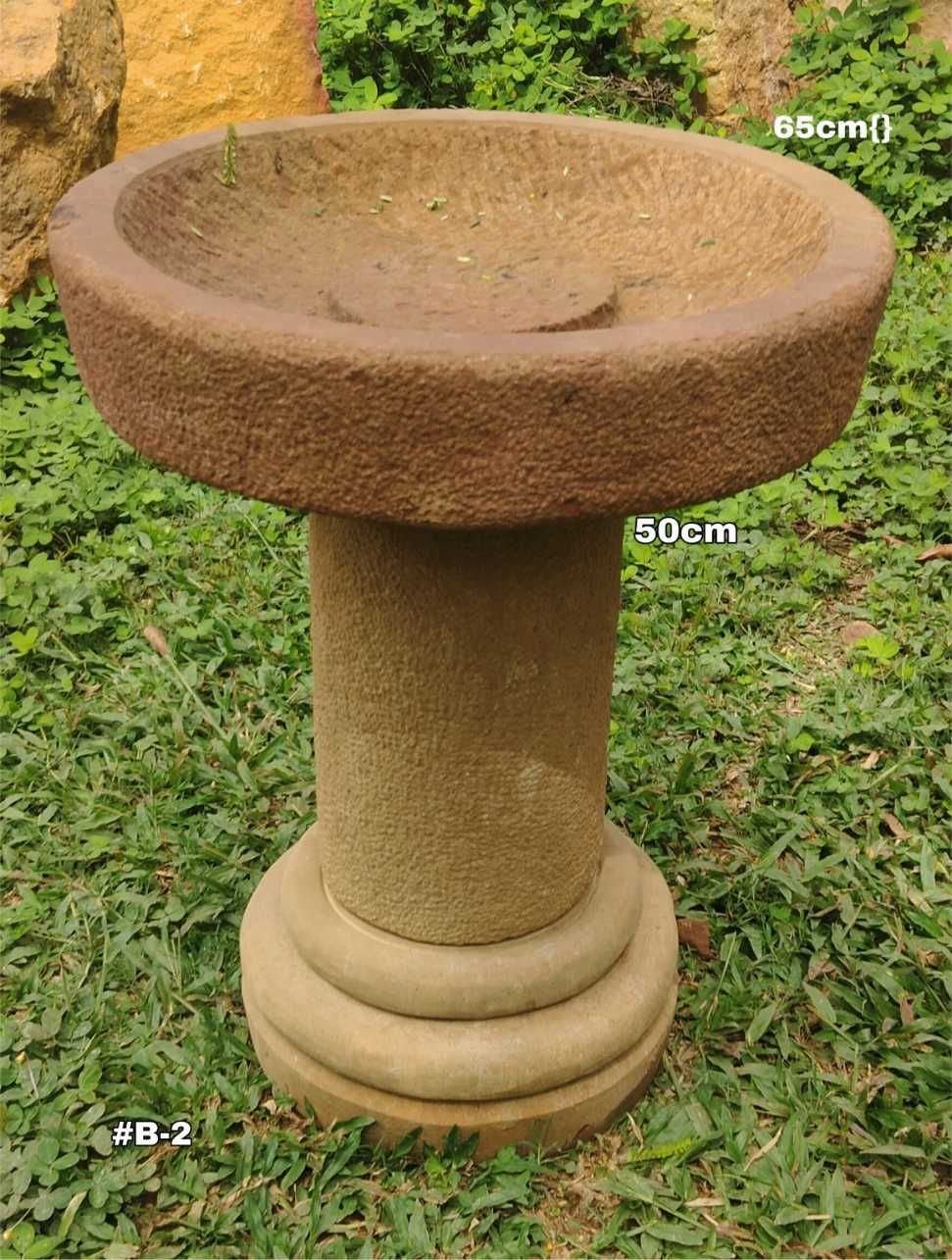 Fuente en piedra para pájaros