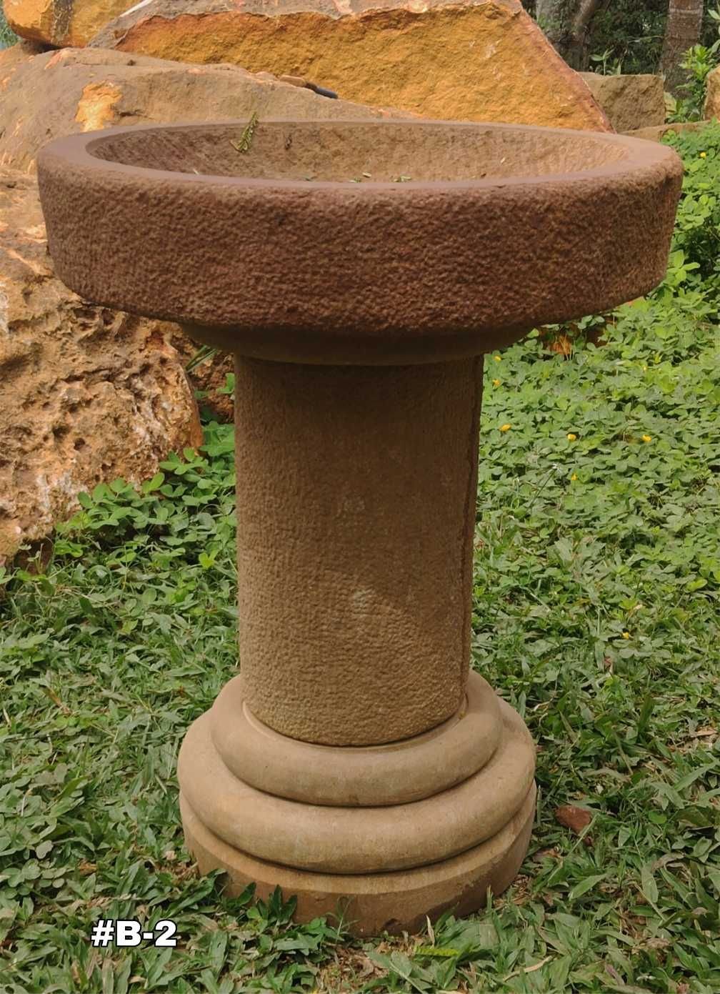 Fuente en piedra para pájaros