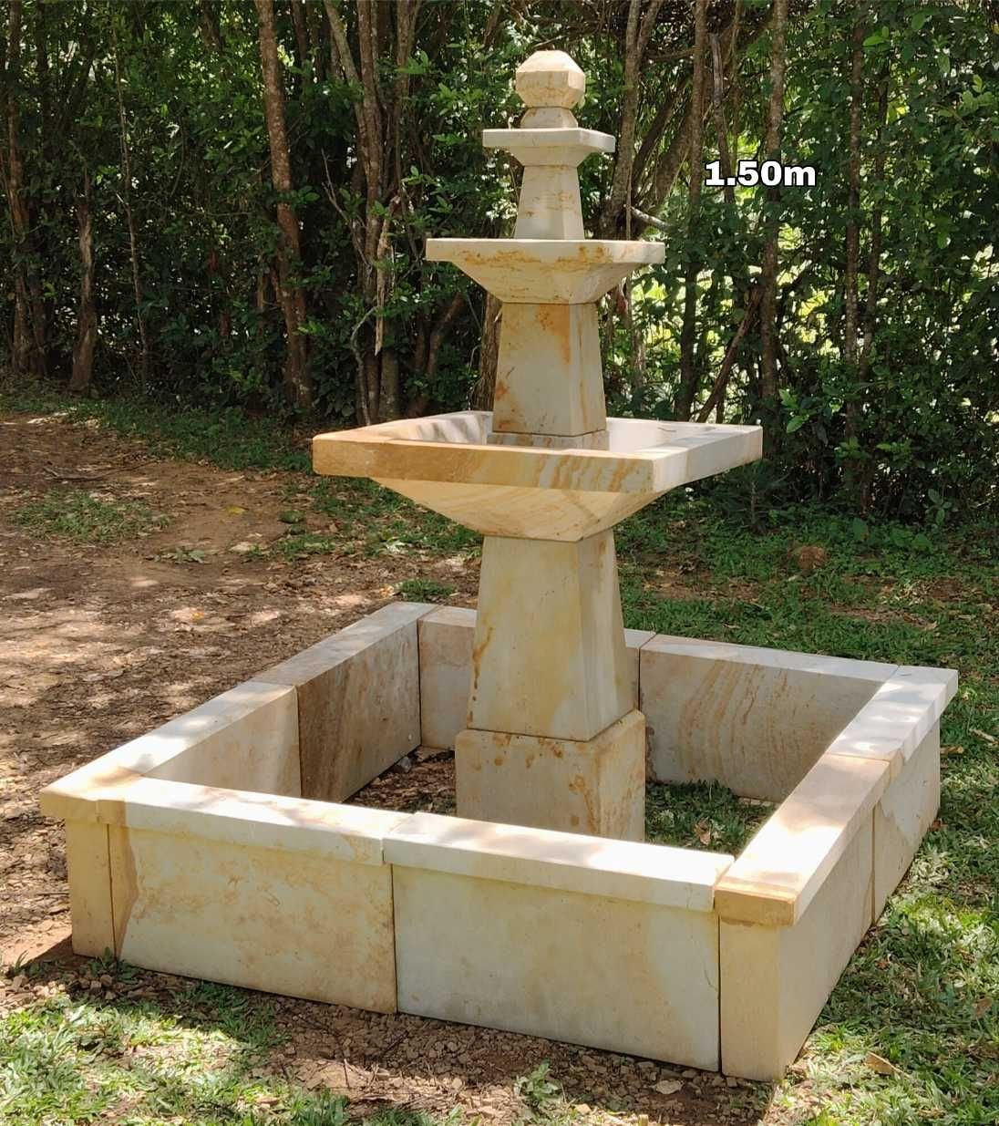 Fuente en piedra cuadrada